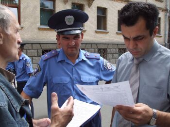 Председатель братства Александра Невского Юрий Егоров передает заявление православной общественности во время Крестного хода в Киеве (22 июня 2007)