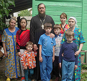 Сейчас половина семьи Андреевых ютится у тещи. Половина отдыхает в летнем лагере. Фото: Илья СЕДЫХ