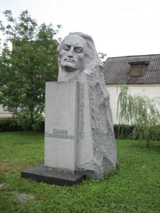 Памятник Давиду Гурамишвили