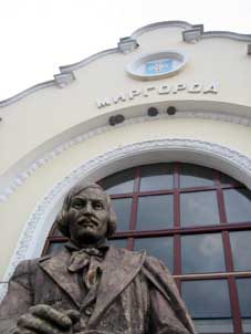Памятник Гоголю у миргородского ж/д вокзала