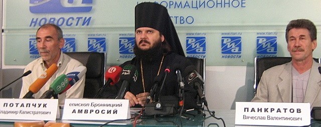 Настоятель храма - викарий Патриарха Московского и всея Руси епископ Бронницкий Амвросий и реставраторы