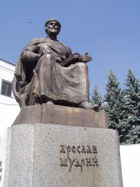 Памятник Ярославу Мудрому у Национальной юридической академии в Харькове