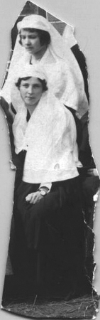 Сохранившаяся часть фотографии - сестра Зинаида Александровна Мажарова с часами. Слева, внизу, - кусок шинели графа Ф.А. Келлера