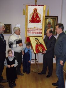 Передача иконы Божией Матери "Помощница в родах"