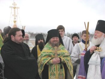 Архимандрит Дамаскин и владыка Евсевий с братией Крыпецкого монастыря