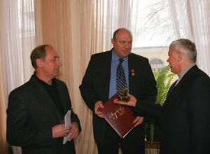 Награждение А.Костюнина (в центре) дипломом и памятным знаком "За вклад в русскую литературу"