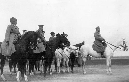 Николай II на Юго-Западном фронте. Первый слева - Ф.А. Келлер