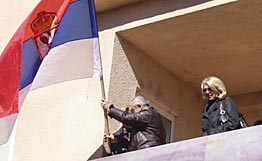 Сербы в здании суда в Митровице