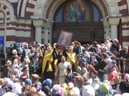Вынос Державной иконы Божией Матери из Благовещенского собора Харькова