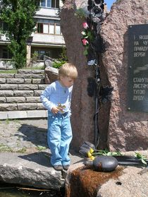 Крестоходец Илья у памятника воинам-"афганцам"