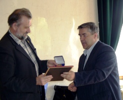 Б.С.Сергуненков вручает А.Д.Степанову памятную медаль (29.05.2008)