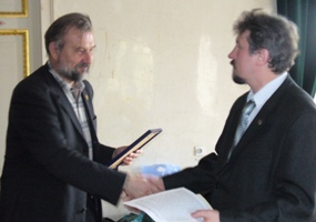 С.Дятлов вручает диплом А.Степанову (29.05.2008)