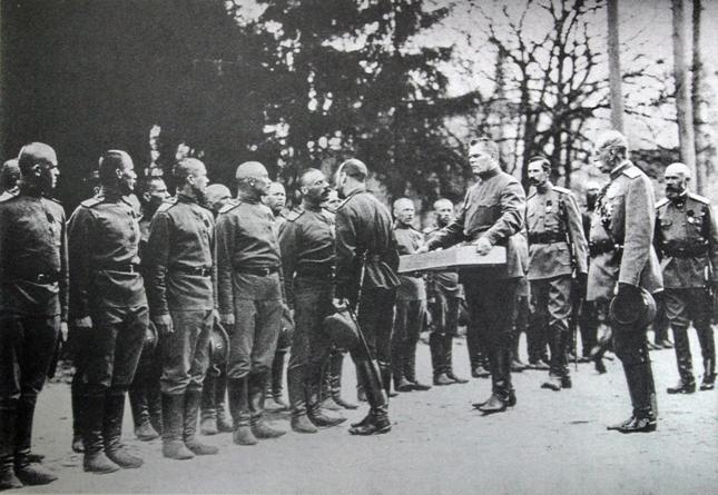 Пасха. Николай II христосуется с нижними чинами. 1915 г.