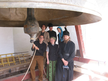 Аара Эдвардс (в центре) на колокольне монастыря св.Саввы Сторожевкского