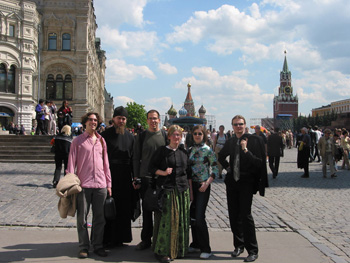 Аара Эдвардс (в центре) на Красной площади в мае 2004 года