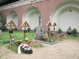 Пять крестов - Деникины, Каппель и Ильины, надгробие Чаадаева