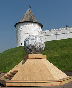 Макет памятника павшим защитникам Казани (август 2008 г.? фото с сайта «Независимой газеты»)