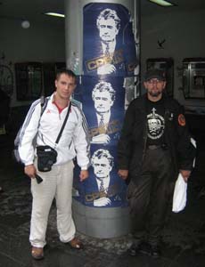 Портреты Р.Караджича после его ареста развешены по всему Белграду