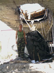 Башня танка, пробившая крышу здания
