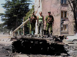 Евгения с русскими бойцами на подбитом танке