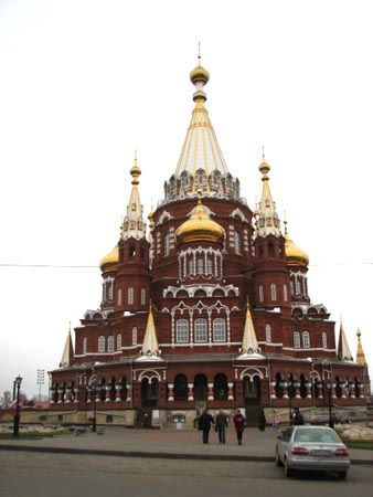Восстановленный и освещенный в августе 2007 г. Михайловский собор в Ижевске
