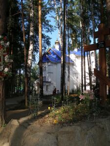 В Среднеуральском монастыре: кладбище, детская площадка, храм