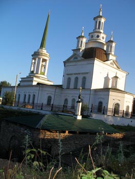 Свято-Троицкий собор. На переднем плане - склеп, где стояли гробы Алапаевских мучеников