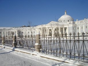 НИИ им. Н.В.Склифосовского, в центральной части - церковь Живоначальной Троицы