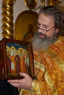Иерей Константин Кобелев с иконой Царственных мучеников. Фото: Денис Полунин