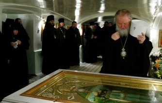 Местоблюститель Московского Патриаршего Престола митрополит Кирилл поклоняется мощам святого праведного Иоанна Кронштадтского