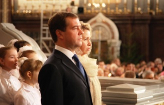 Президент России Дмитрий Медведев с супругой на Рождественской службе (фото Патриархия.ru)