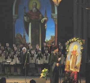 Ведущий вечера протоиерей Геннадий Беловолов у образа св. Иоанна Кронштадтского