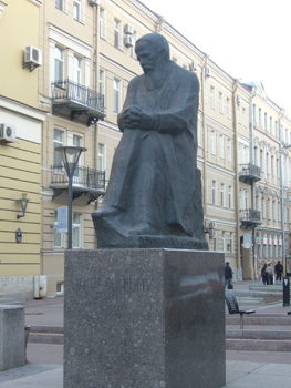 Памятник Ф.М.Достоевскому в Санкт-Петербурге