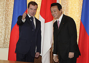Дмитрий Медведев и Таро Асо (фото ИТАР-ТАСС)