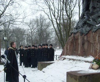 Иерей Георгий Волобуев служит панихиду у Памятника миноносцу "Стерегущий" 11 марта 2009 года