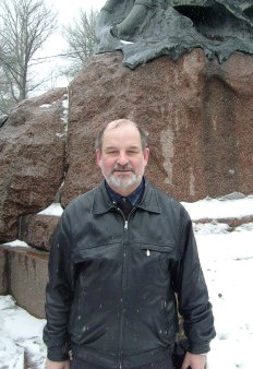 Александр Беляков у Памятника миноносцу "Стерегущий" 11 марта 2009 года