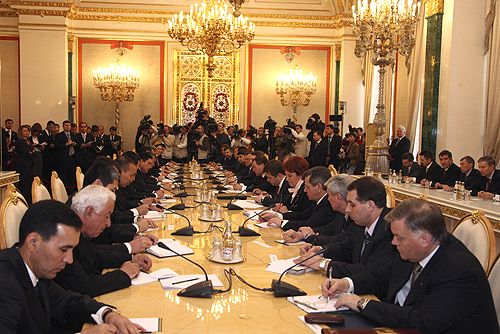 Российско-туркменистанские переговоры в расширенном составе. 25 марта 2009 г. (Фото с сайта Президента России)