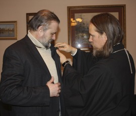 Владыка Марк награждает Анатолия Степанова (фото с сайта ОВЦС МП)