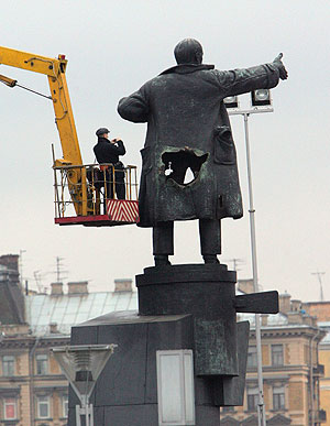 Взорванный памятник В.Ленину у Финляндского вокзала (Фото с сайта РИА Новости)
