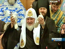 Святейший Патриарх Кирилл в праздник Благовещения. 7.04.2009 г. (Фото с сайта Вести.Ru)