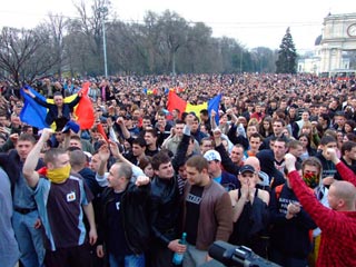 Массовые беспорядки в центре Кишинева. 7.04.2009 г. (Фото с сайта Newsru.com)