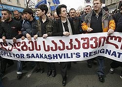 Грузинская оппозиция на митинге в Тбилиси 9 апреля 2009 г. (Фото с сайта газеты "Коммерсант")