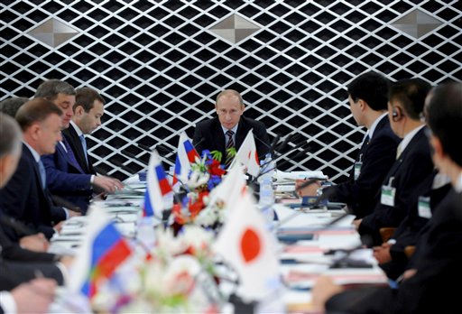 Владимир Путин на российско-японских переговорах. 12 мая 2009 г. (Фото с сайта Zman.com)
