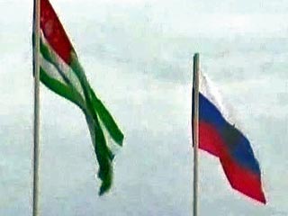 Флаги Абхазии и России (Фото с сайта Newsru.com)