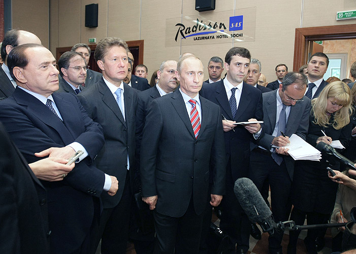 В.Путин отвечает на вопросы журналистов по окончании встречи с С.Берлускони. 15 мая 2009 г. (Фото с сайта Правительства России)