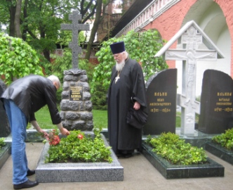 А.Н.Алекаев воздлагает цветы на могилу генерала В.О.Каппеля. Справа - протоиерей Димитрий Смирнов (фото Ю.К.Бондаренко)