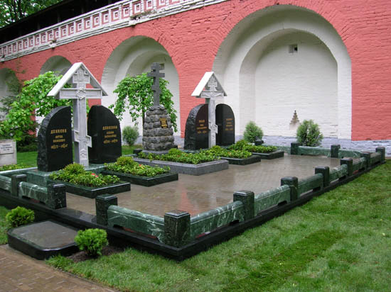 Мемориал на могилах Деникиных, Ильиных и Каппеля