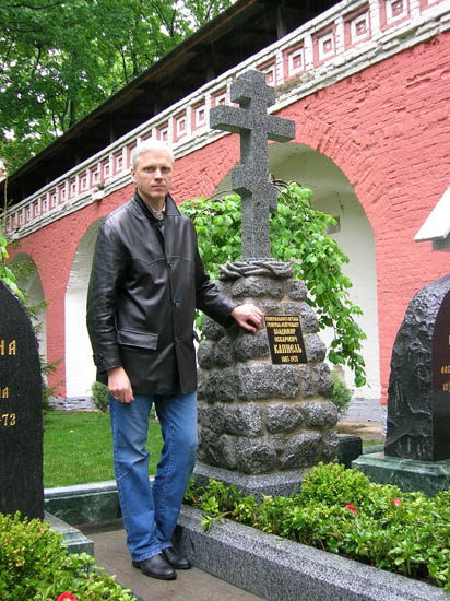 Руководитель ИА "Белые воины" А.Н. Алекаев у могилы генерала В.О. Каппеля