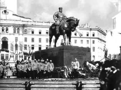Памятник Александру III на Знаменской площади Санкт-Петербурга