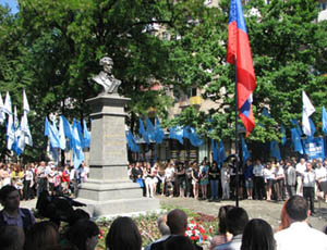 У бюста А.С.Пушкину на площади Поэзии в Харькове 5 июня 2009 г.